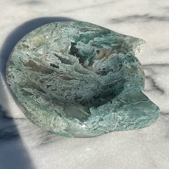 Green Moss Agate Carved Bowl in the shape of a cat - Picture 4 of 4